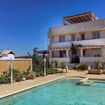 Blue And Blue Bed & Breakfast 4*